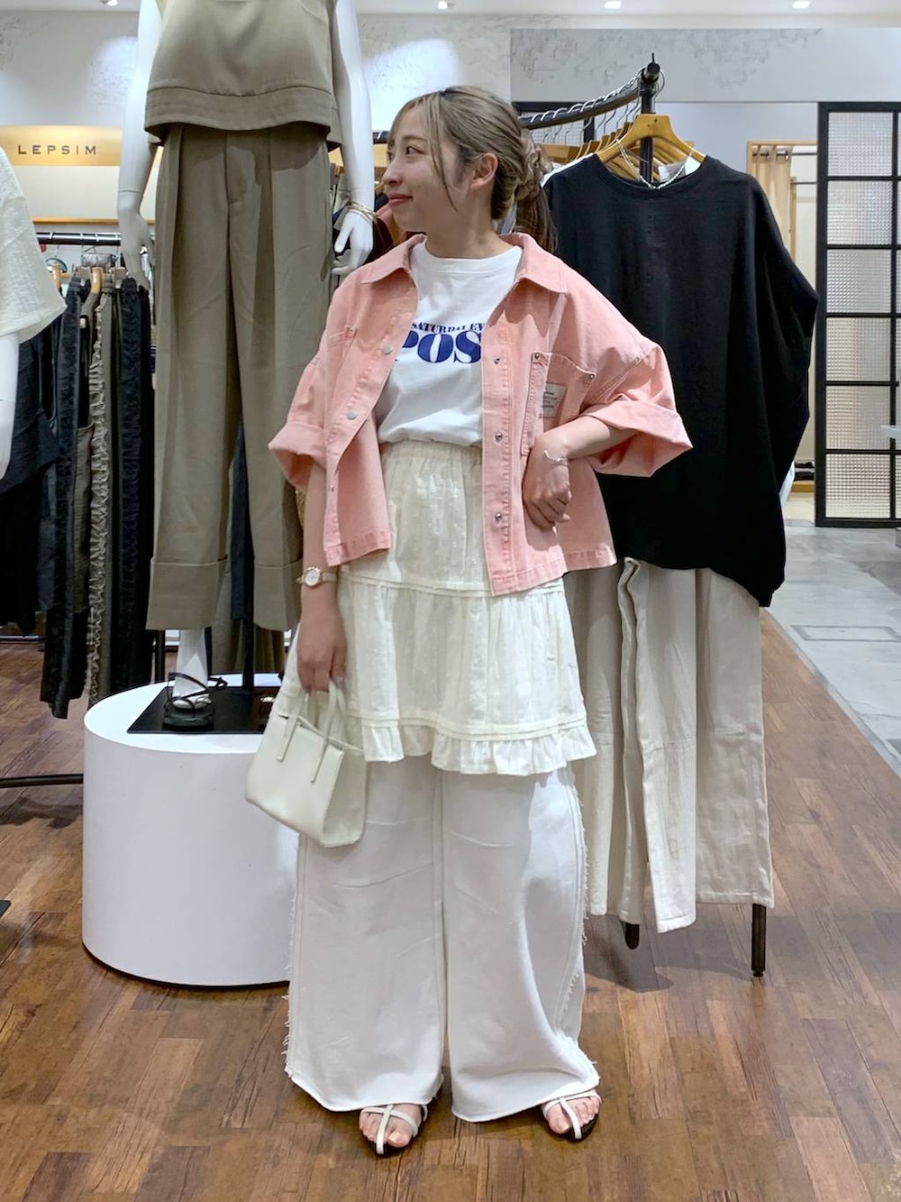 ホワイト系のスウェットパンツ、ホワイト系のサンダル、ホワイト系のショルダーバッグを着用したレディースの夏コーディネートの5枚目の写真
