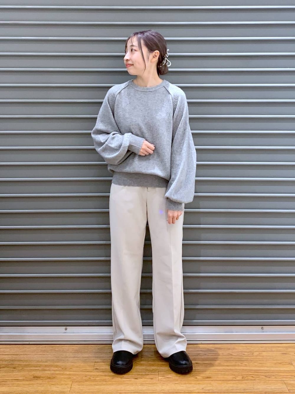 その他のショルダーバッグ、グレー系のニット/セーター、ブラック系のブーツを着用したレディースの冬コーディネートの4枚目の写真