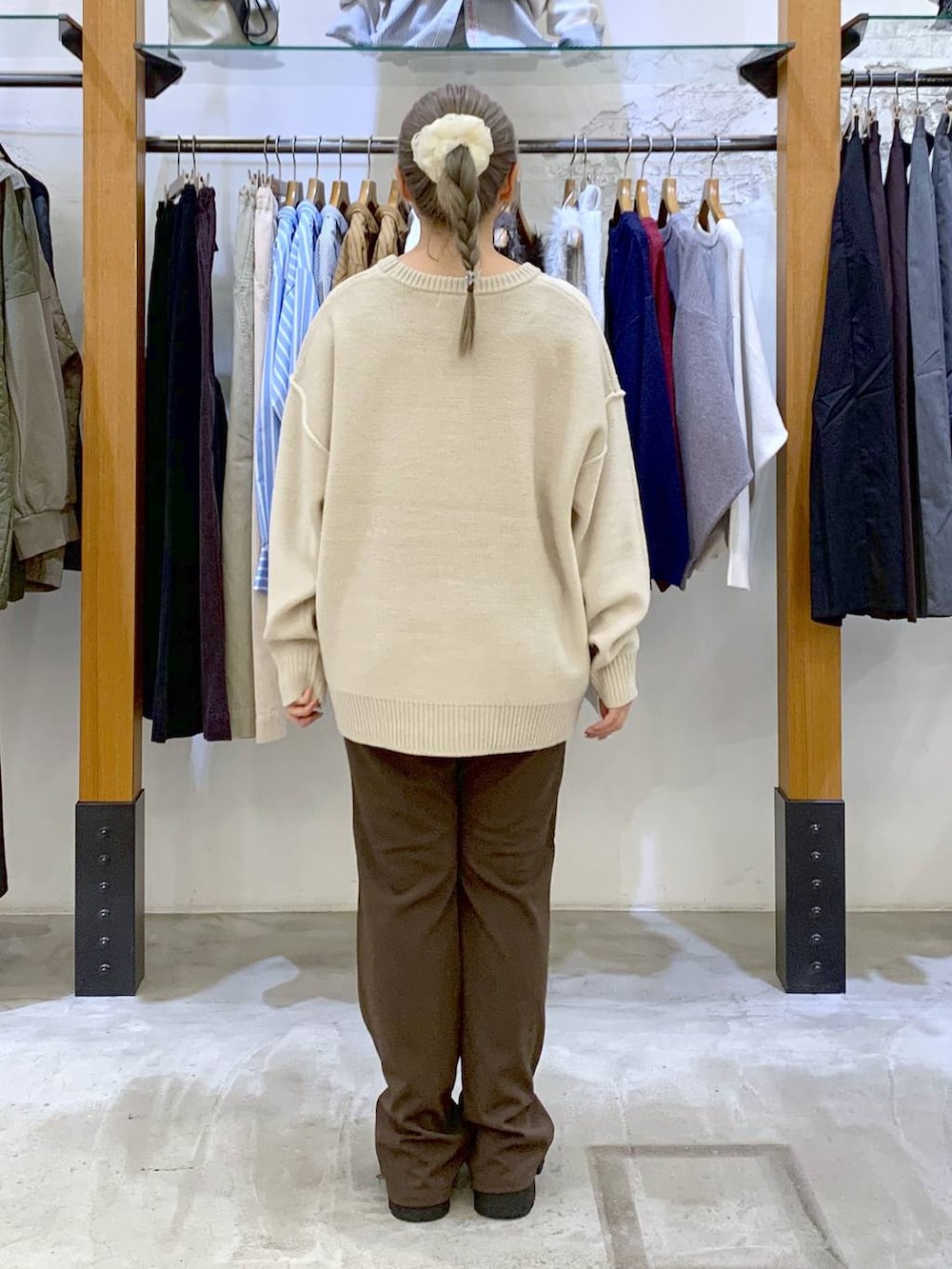 ブラウン系のその他パンツ、ブラック系のボストンバッグ、ホワイト系のベストを着用したレディースの秋コーディネートの3枚目の写真