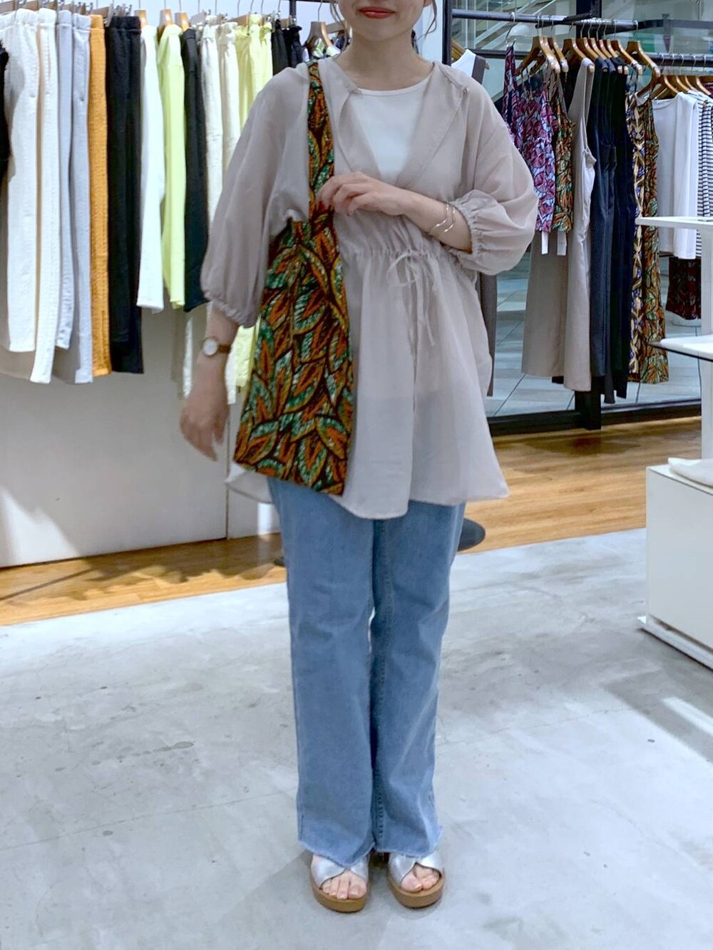 ベージュ系のシャツ/ブラウス、ブルー系のデニムパンツ、シルバー系のサンダルを着用したレディースの夏コーディネートの7枚目の写真