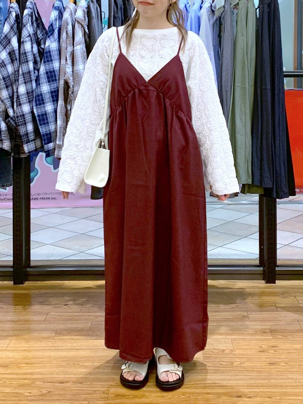 ホワイト系のサンダル、レッド系のワンピース、ホワイト系のTシャツ/カットソーを着用したレディースの春コーディネートの7枚目の写真