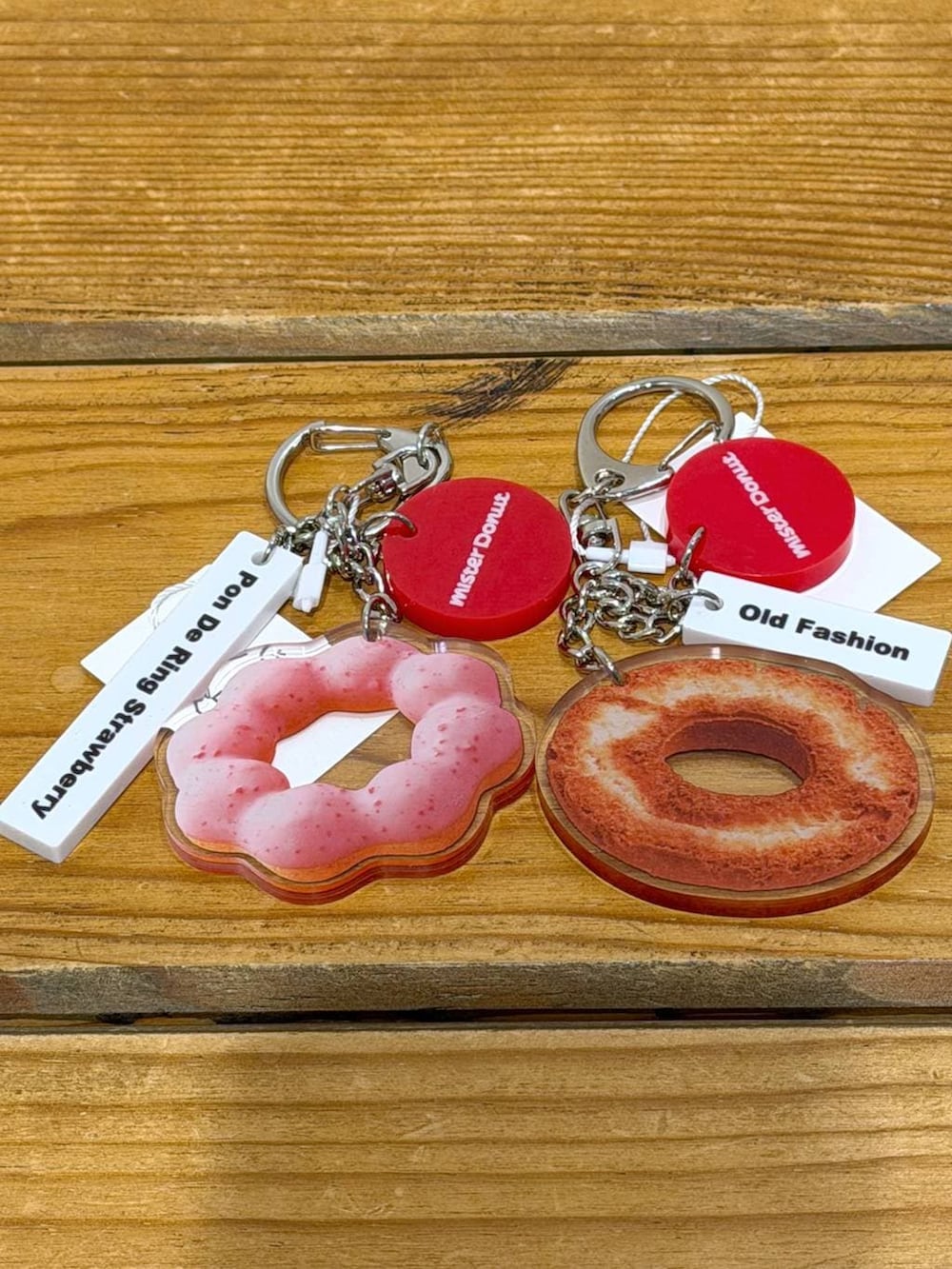 ピンク系のキーホルダー、ブラウン系のキーホルダー、ベージュ系のポーチを着用したレディースの冬コーディネートの4枚目の写真