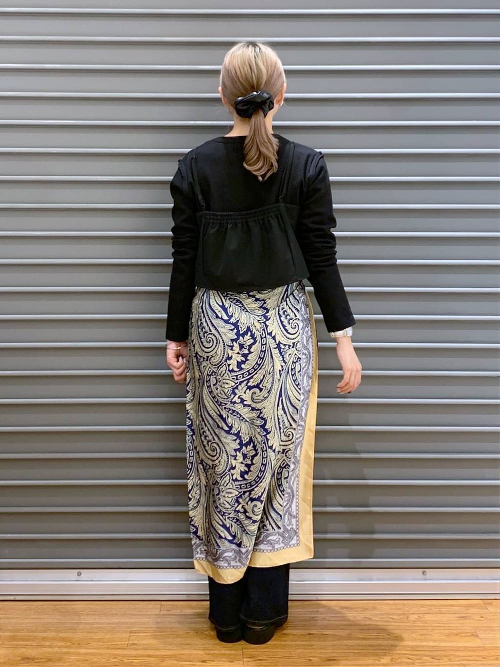 ブラック系のショルダーバッグ、ブラック系のキャミソール、ブラック系のローファーを着用したレディースの春コーディネートの2枚目の写真