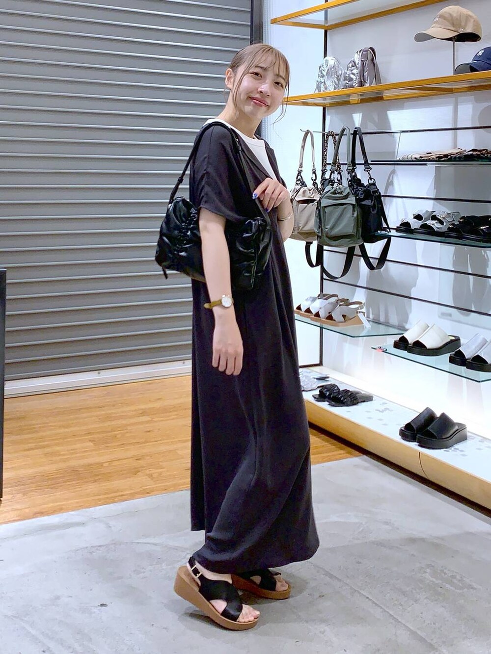 ブラック系のショルダーバッグ、グレー系のワンピース、ブラック系のサンダルを着用したレディースの夏コーディネートの5枚目の写真