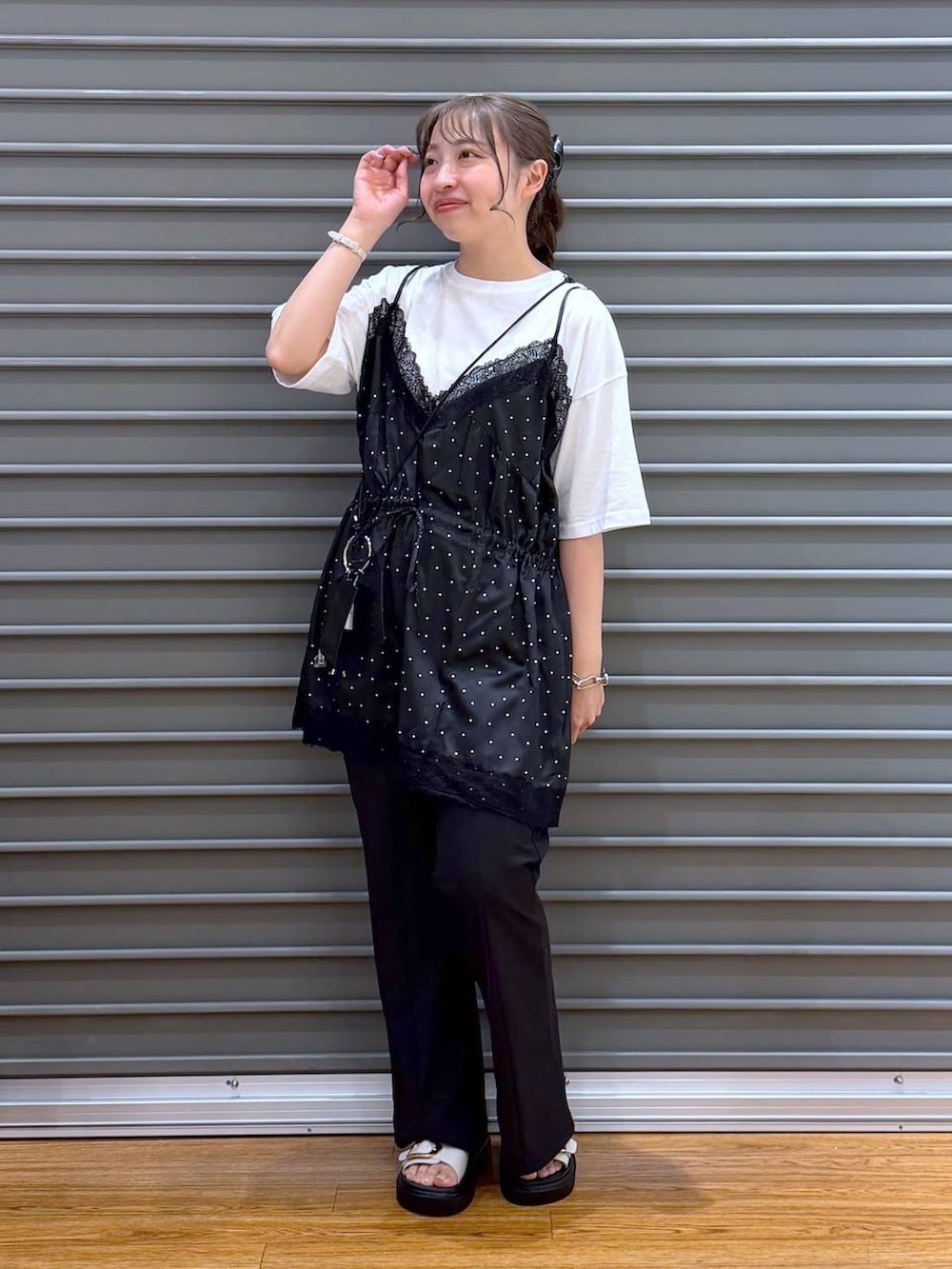 ホワイト系のサンダル、ブラック系のその他パンツ、シルバー系のブレスレットを着用したレディースの夏コーディネートの6枚目の写真