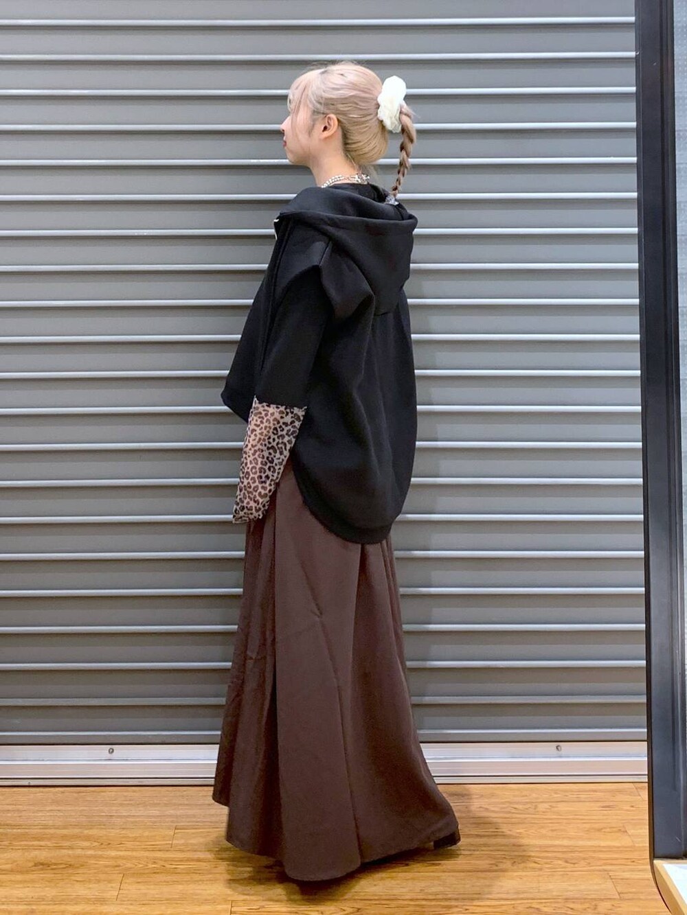 その他のTシャツ/カットソー、ブラック系のその他シューズ、ブラック系のベストを着用したレディースの秋コーディネートの3枚目の写真