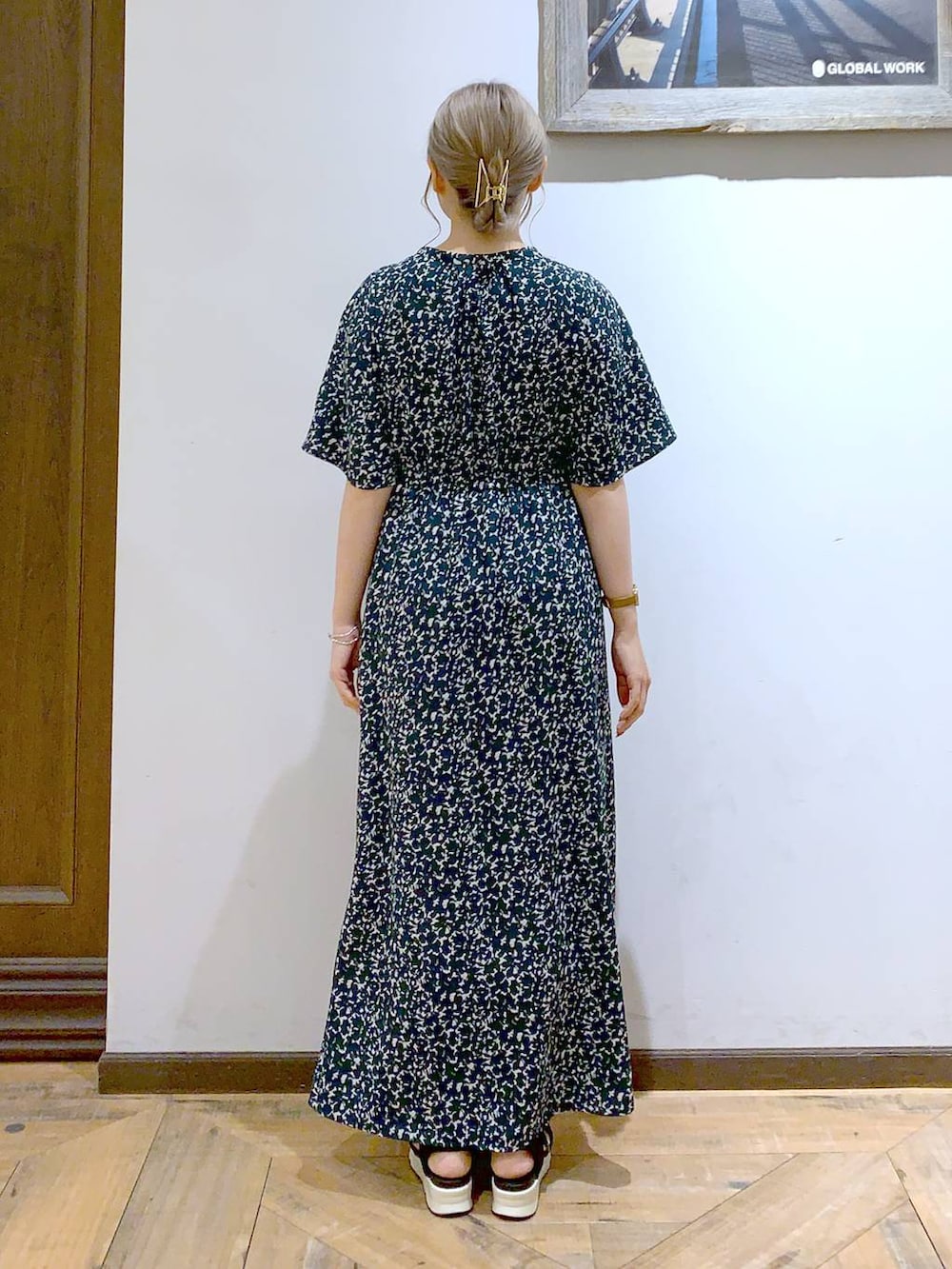 ホワイト系のショルダーバッグ、ブラック系のサンダル、グリーン系のワンピースを着用したレディースの夏コーディネートの2枚目の写真