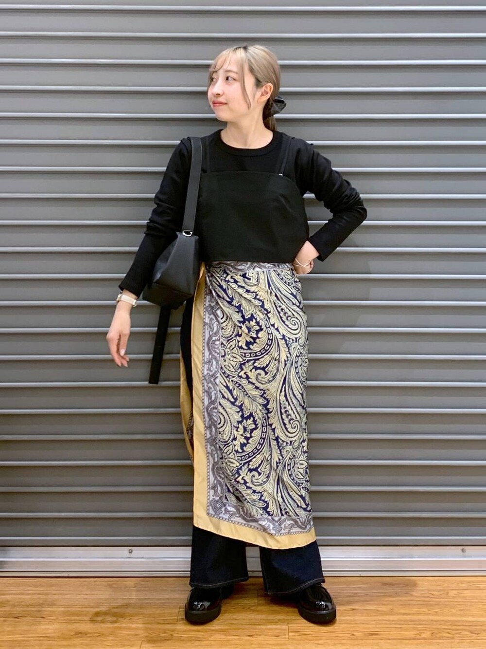 ブラック系のショルダーバッグ、ブラック系のキャミソール、ブラック系のローファーを着用したレディースの春コーディネートの6枚目の写真