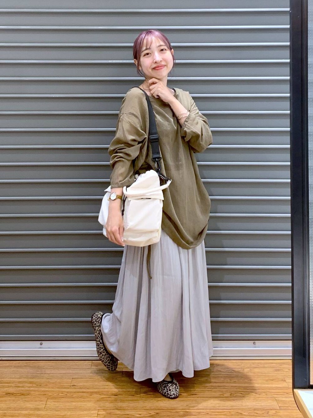 ホワイト系のショルダーバッグ、グレー系のその他パンツ、その他のバレエシューズを着用したレディースの秋コーディネートの3枚目の写真