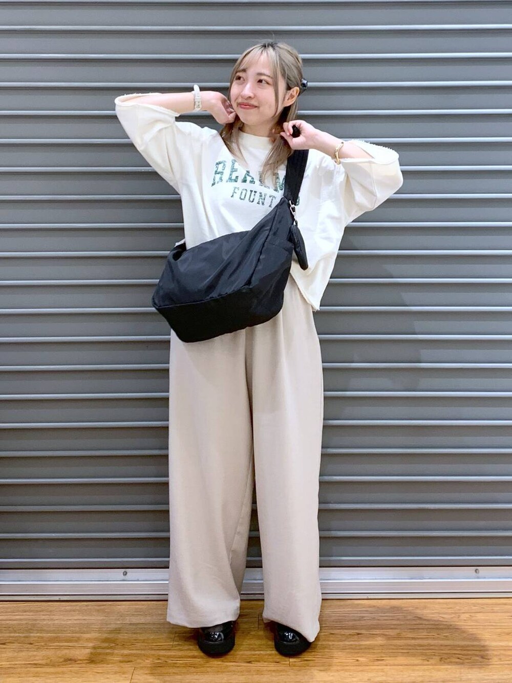 ブラック系のローファー、ブラック系のショルダーバッグ、ベージュ系のその他パンツを着用したレディースの春コーディネートの4枚目の写真