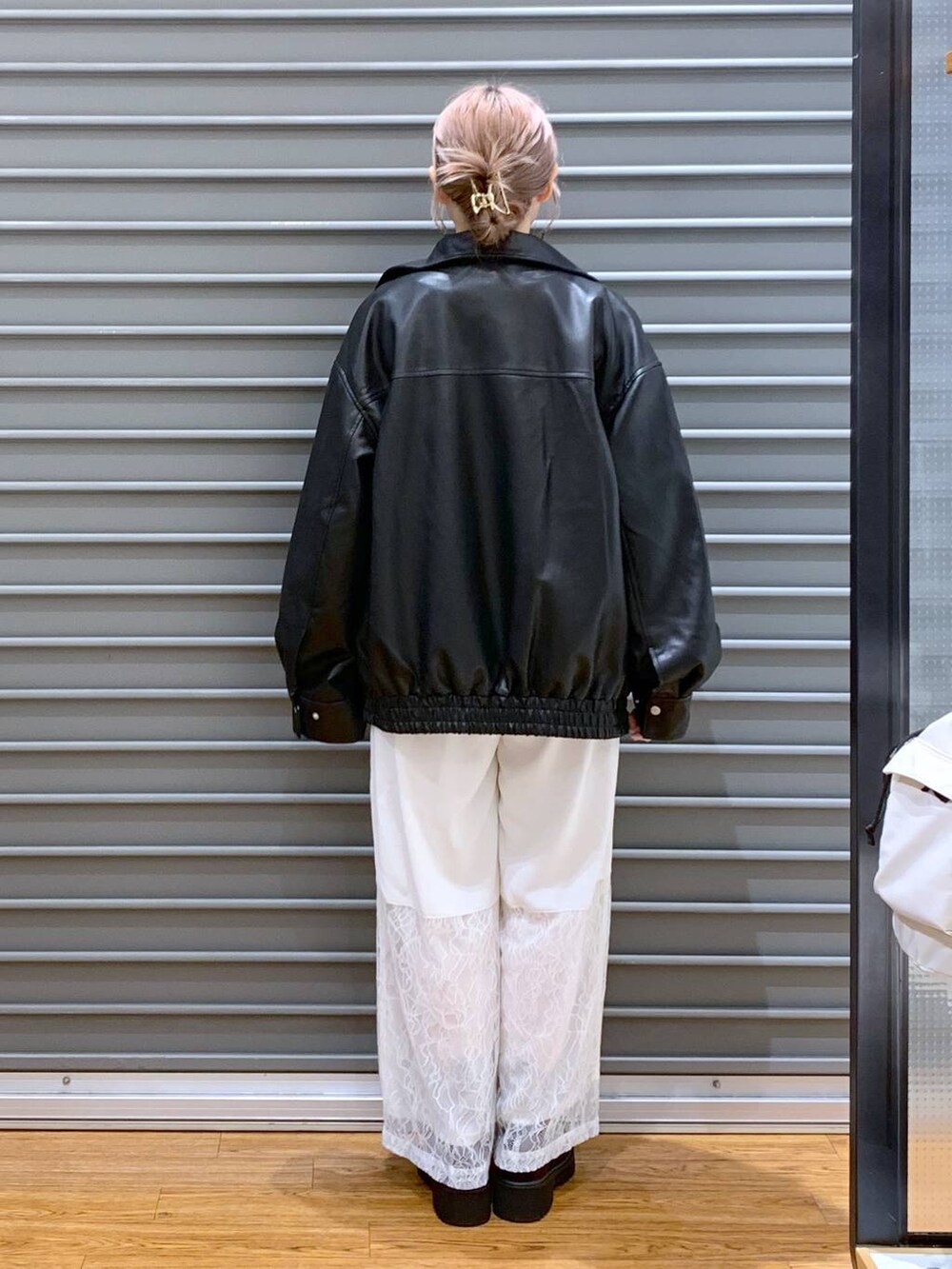 「ベーシック/シンプル、ドットエスティ秋コーデ、女子会、低身長、カジュアル、きれいめ、休日コーデ、楽ちんコーデ、きれいめカジュアル_LEPSIM、体型カバー、ラフ、LEPSIM、着痩せ・細見え、ゆったり、アウター」｜「LEPSIMのゼロかる厚底ブーツ　132390（ブーツ、ブラック系）」を使った、daharalepsimさん（レディース・151cm）の秋コーディネートの2枚目の写真