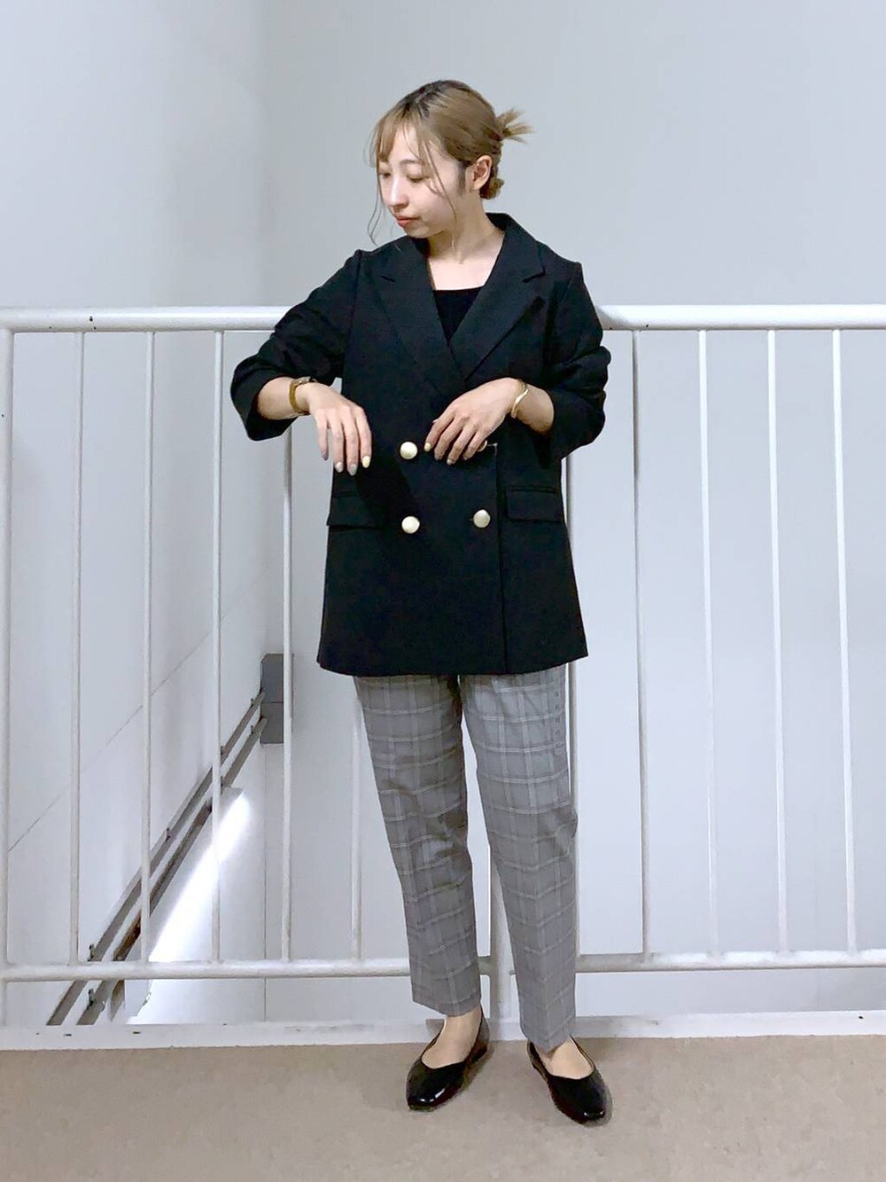 グレー系のその他パンツ、ブラック系のパンプス、グレー系のテーラードジャケットを着用したレディースの秋コーディネートの3枚目の写真