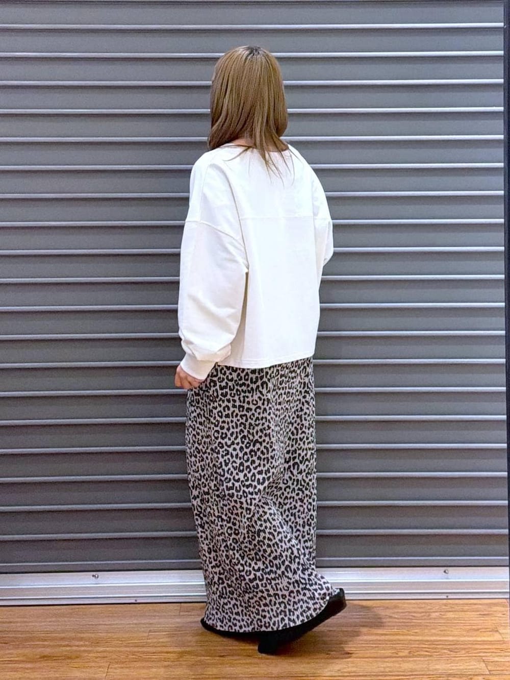 ブラック系のショルダーバッグ、ホワイト系のTシャツ/カットソー、ブラック系のパンプスを着用したレディースの春コーディネートの3枚目の写真