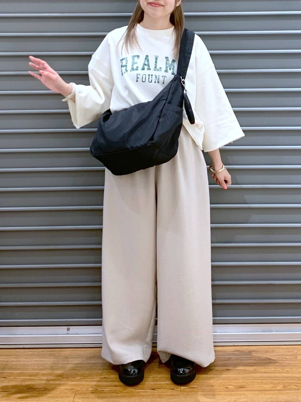 ブラック系のローファー、ブラック系のショルダーバッグ、ベージュ系のその他パンツを着用したレディースの春コーディネートの5枚目の写真