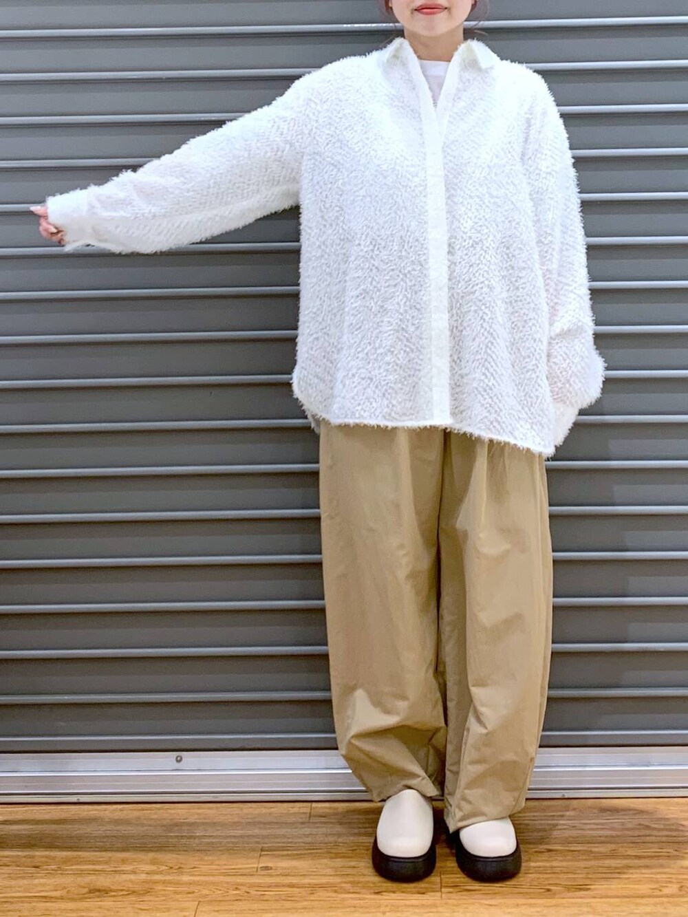 ブラック系のショルダーバッグ、グレー系のTシャツ/カットソー、ホワイト系のその他シューズを着用したレディースの春コーディネートの3枚目の写真
