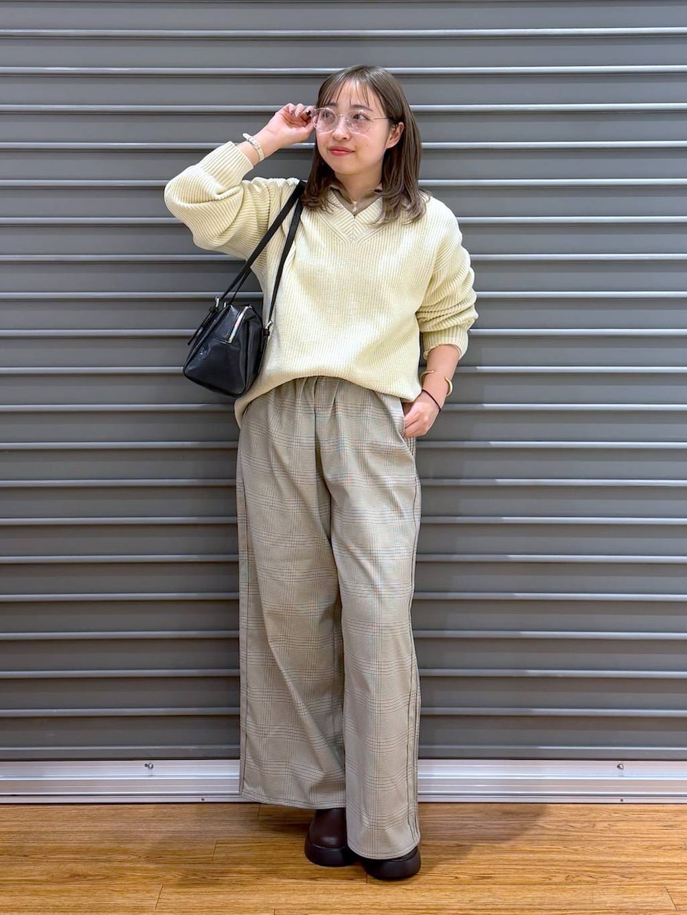 ブラウン系のサンダル、ブラック系のボストンバッグ、その他のその他パンツを着用したレディースの春コーディネートの6枚目の写真