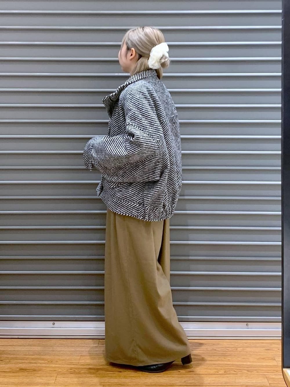 ブラック系のショルダーバッグ、ブラウン系のその他パンツ、グレー系のニット/セーターを着用したレディースの冬コーディネートの4枚目の写真