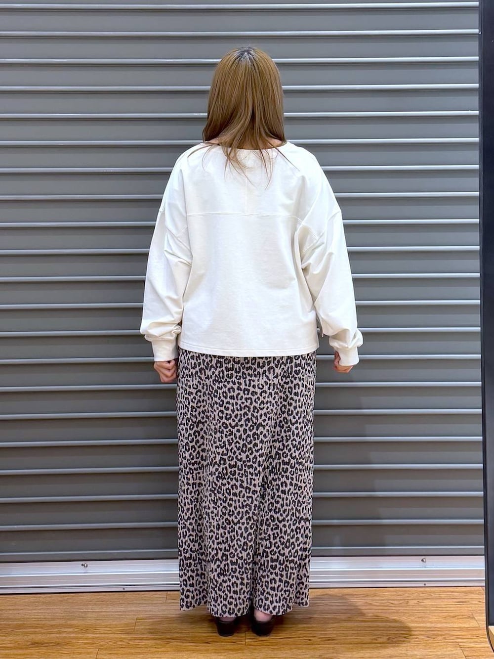 ブラック系のショルダーバッグ、ホワイト系のTシャツ/カットソー、ブラック系のパンプスを着用したレディースの春コーディネートの2枚目の写真