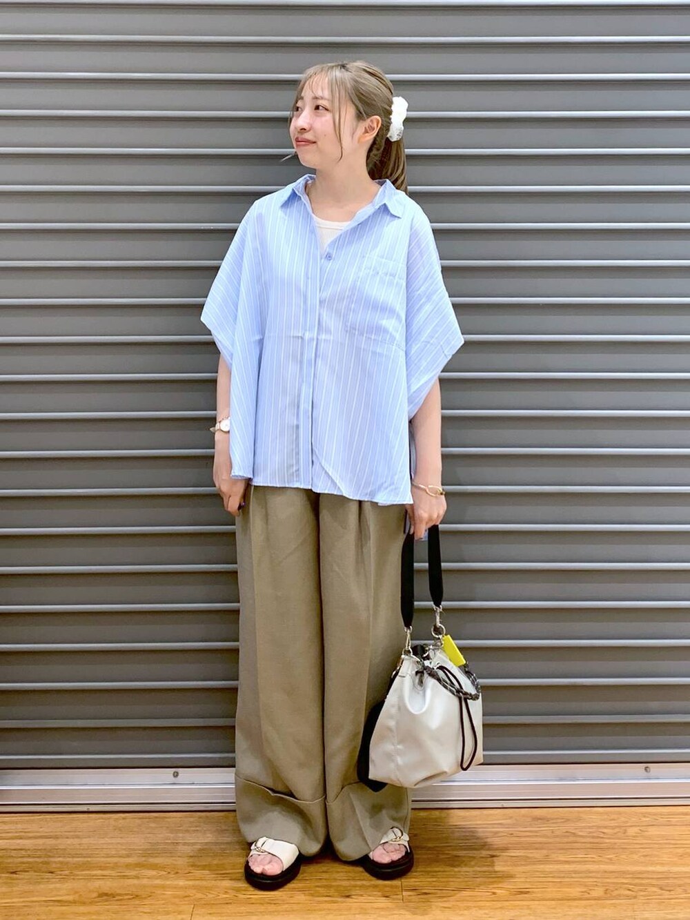 ホワイト系のTシャツ/カットソー、その他のシャツ/ブラウス、ホワイト系のサンダルを着用したレディースの夏コーディネートの5枚目の写真