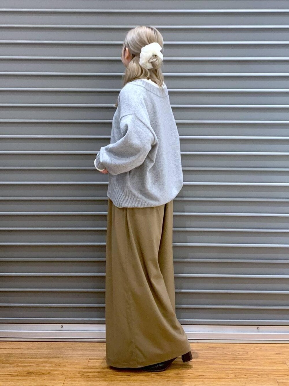 ブラウン系のその他パンツ、グレー系のニット/セーター、ブラック系のブーツを着用したレディースの冬コーディネートの3枚目の写真