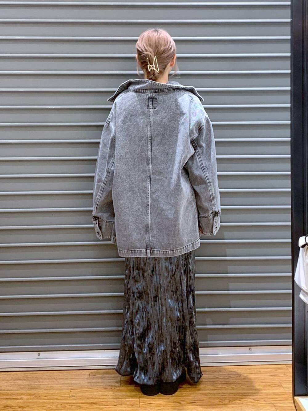 ブラック系のブーツ、ブラック系のショルダーバッグ、グレー系のデニムジャケットを着用したレディースの秋コーディネートの2枚目の写真