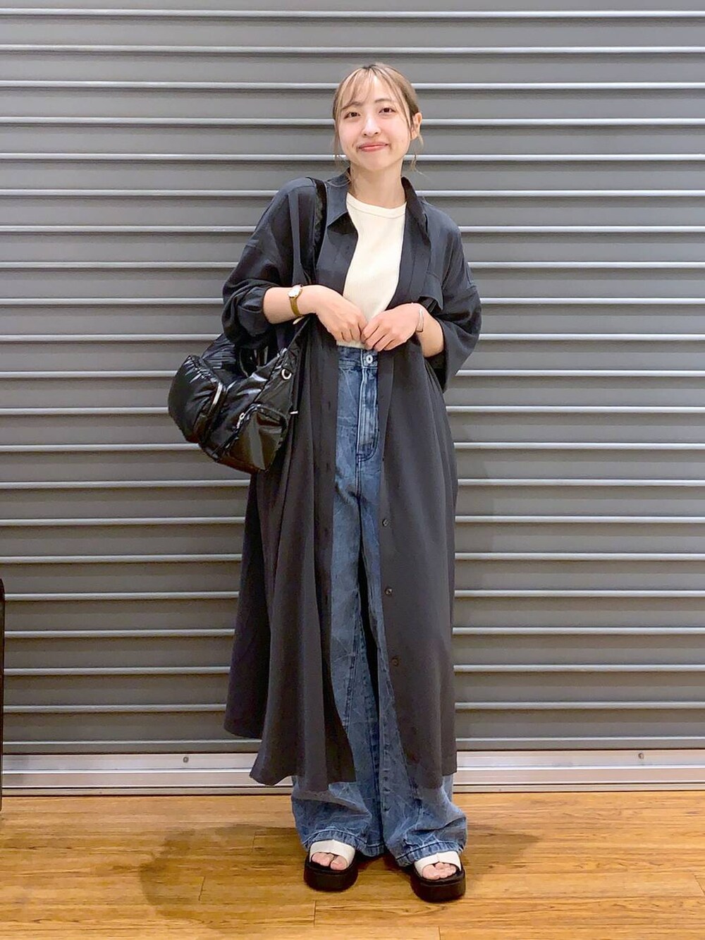 ホワイト系のタンクトップ、ブラック系のショルダーバッグ、グレー系のワンピースを着用したレディースの秋コーディネートの5枚目の写真