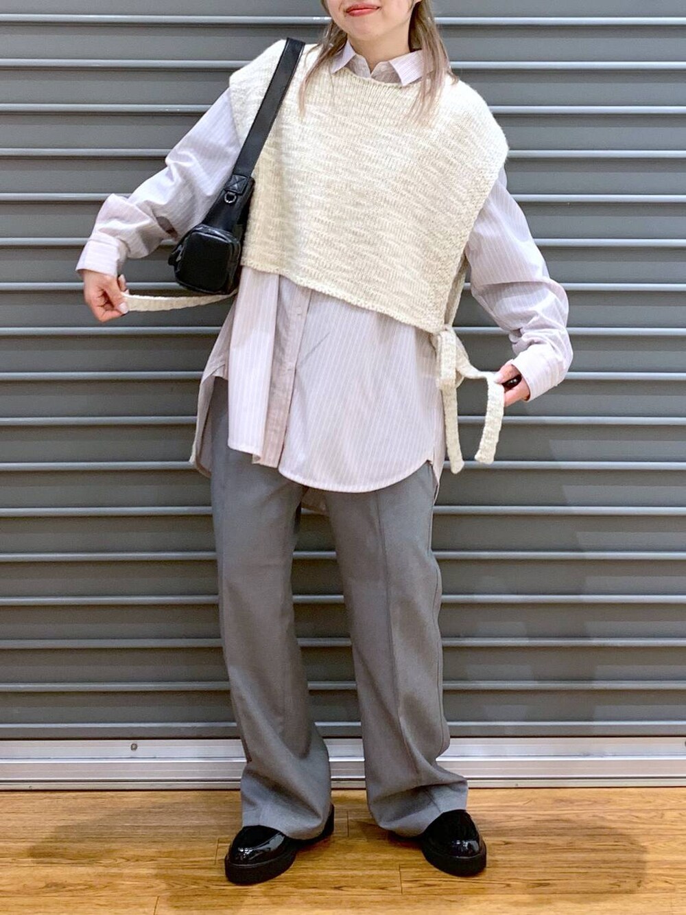 「低身長、カジュアル、きれいめ、休日コーデ、楽ちんコーデ、きれいめカジュアル_LEPSIM、体型カバー、ラフ、LEPSIM、着痩せ・細見え、ゆったり、20代_LEPSIM、低身長_LEPSIM、ベスト、デート/ロマンティック」｜「LEPSIMのツイルピンタックパンツ　241959（その他パンツ、グレー系）」を使った、daharalepsimさん（レディース・151cm）の冬コーディネートの7枚目の写真