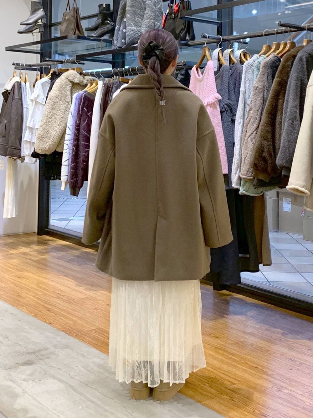 ブラウン系のその他アウター、ブラック系のショルダーバッグ、イエロー系のニット/セーターを着用したレディースの冬コーディネートの2枚目の写真