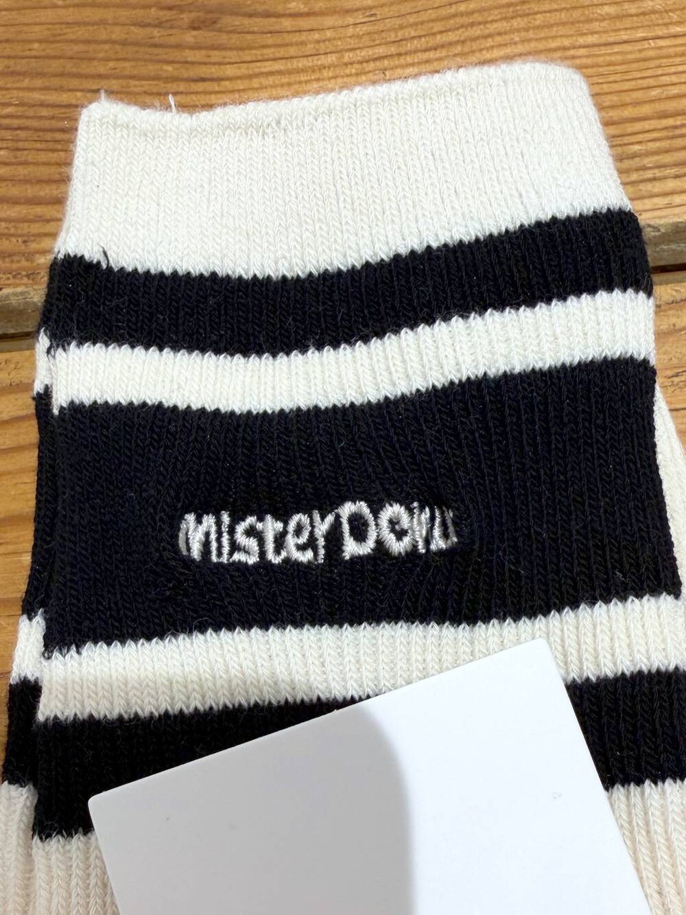 ベージュ系のキャップ、ブルー系のキャップ、レッド系のキャップを着用したレディースの冬コーディネートの5枚目の写真