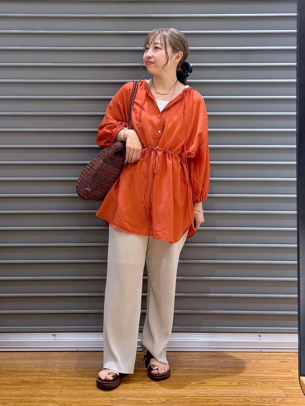 ベージュ系のその他パンツ、ブラウン系のサンダル、ブラウン系のショルダーバッグを着用したレディースの春コーディネートの5枚目の写真