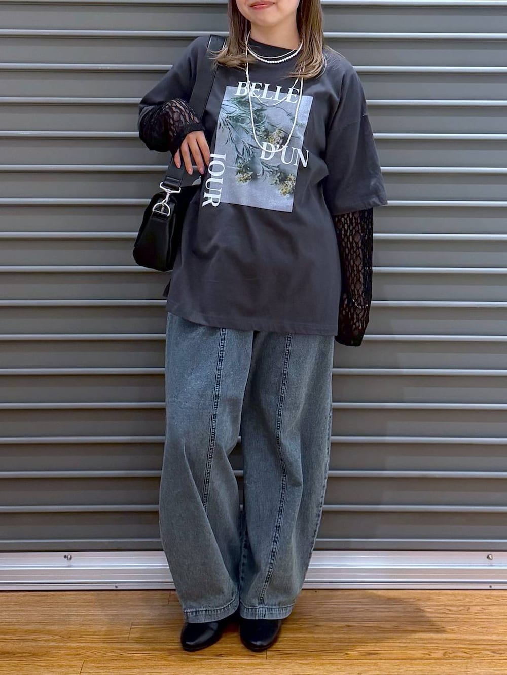 ブラック系のショルダーバッグ、グレー系のTシャツ/カットソー、ブラック系のパンプスを着用したレディースの春コーディネートの4枚目の写真