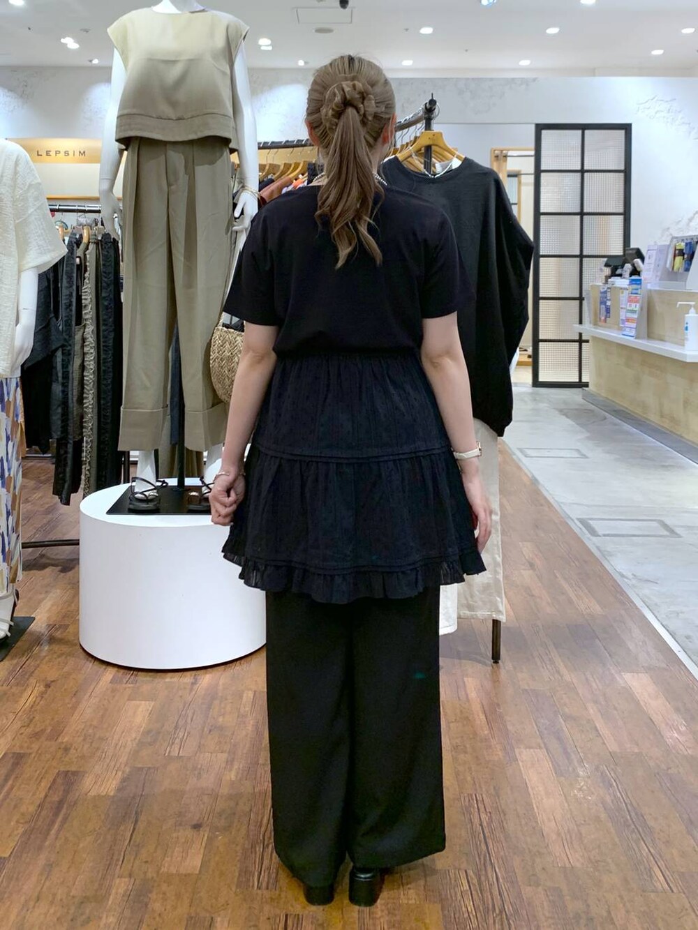 ブラック系のTシャツ/カットソー、ブラック系のサンダル、その他のショルダーバッグを着用したレディースの夏コーディネートの2枚目の写真