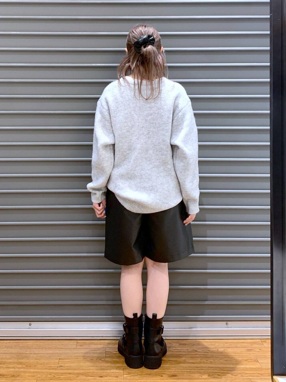 ブラック系のその他アウター、ブラック系のブーツ、ブラック系のその他パンツを着用したレディースの冬コーディネートの3枚目の写真