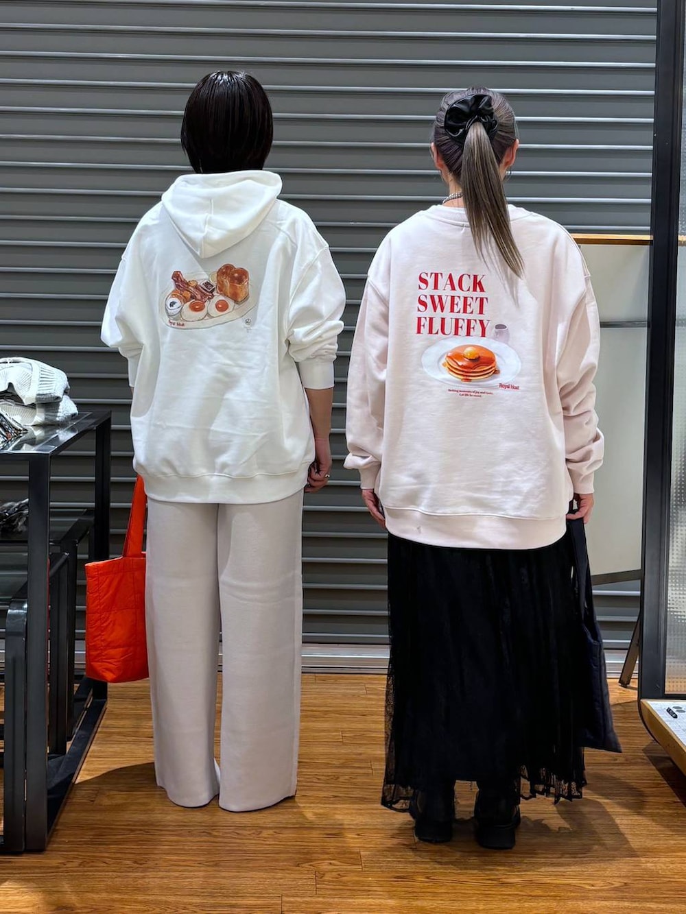 ベージュ系のその他パンツ、ブラック系のスカート、ホワイト系のパーカーを着用したレディースの秋コーディネートの2枚目の写真