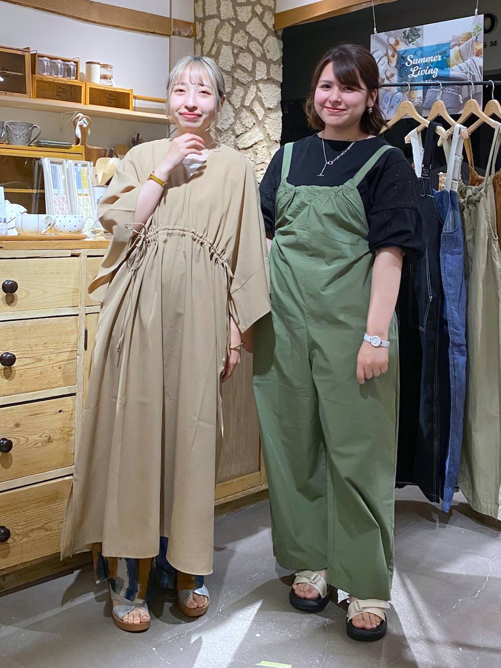 グリーン系のサロペット/オーバーオール、ベージュ系のサンダル、ベージュ系のワンピースを着用したレディースの春コーディネートの4枚目の写真