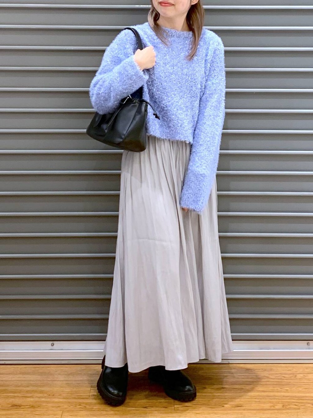 ブラック系のブーツ、ブラック系のショルダーバッグ、グレー系のその他パンツを着用したレディースの冬コーディネートの3枚目の写真