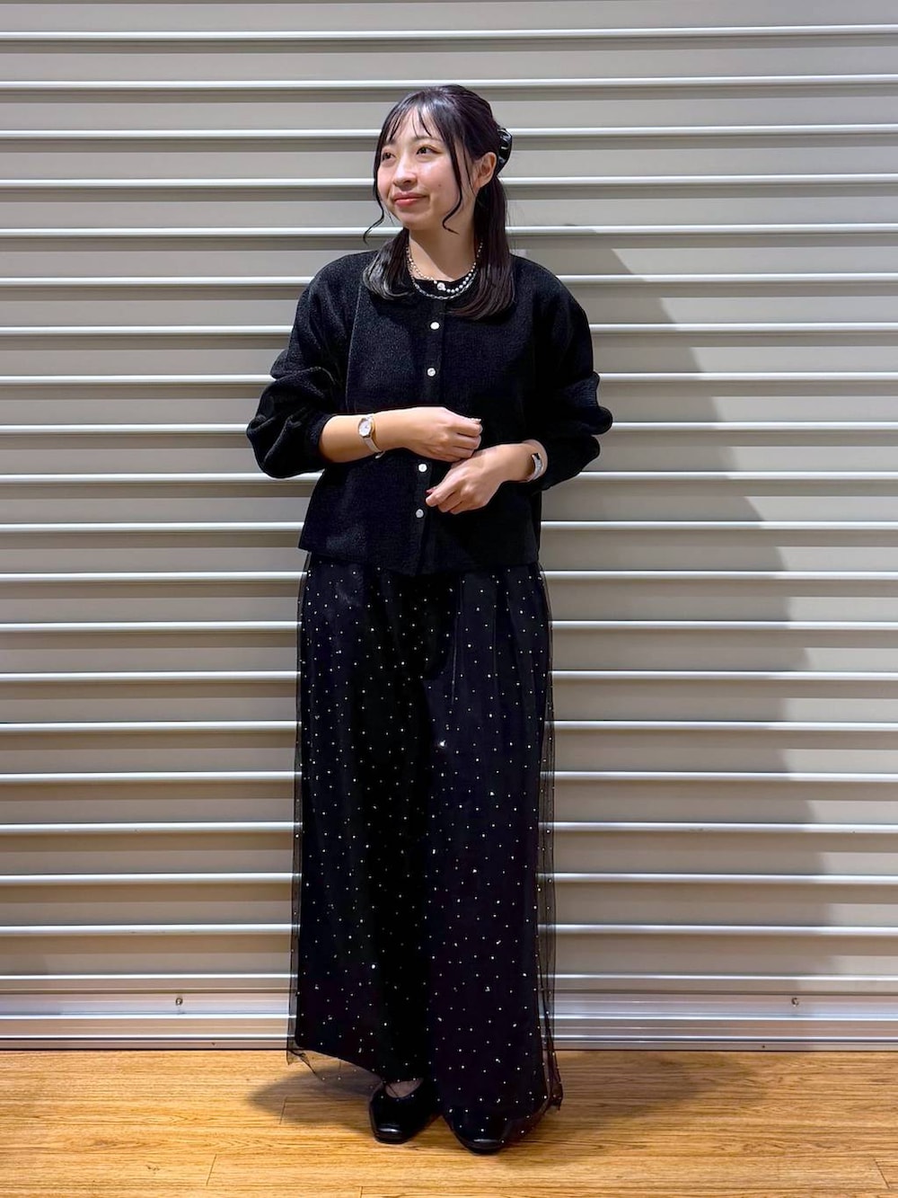 ブラック系のショルダーバッグ、ブラック系のその他パンツ、ブラック系のパンプスを着用したレディースの秋コーディネートの4枚目の写真
