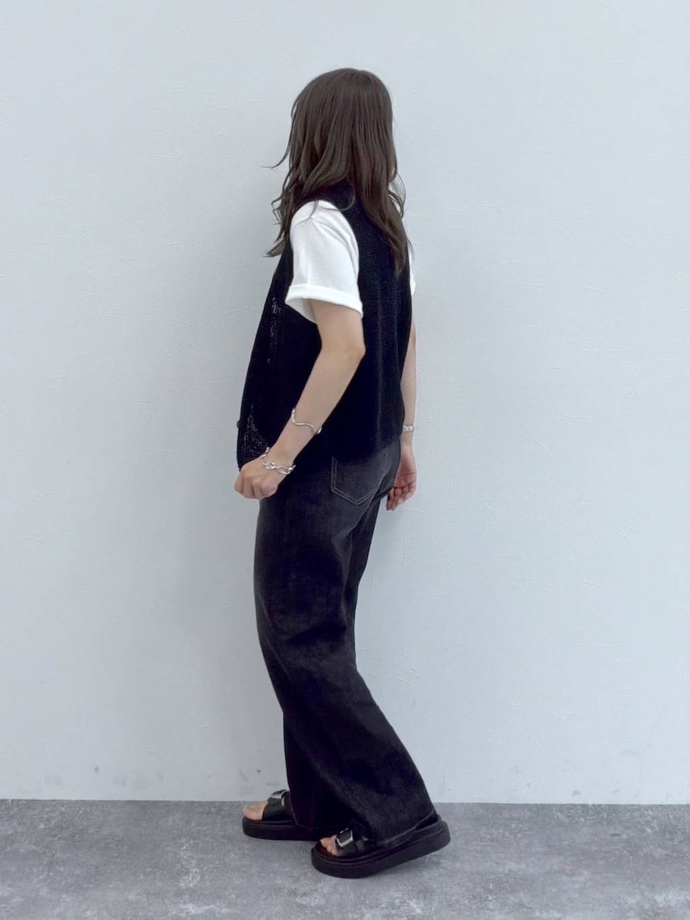 その他のショルダーバッグ、ブラック系のサンダル、ホワイト系のTシャツ/カットソーを着用したレディースの夏コーディネートの3枚目の写真