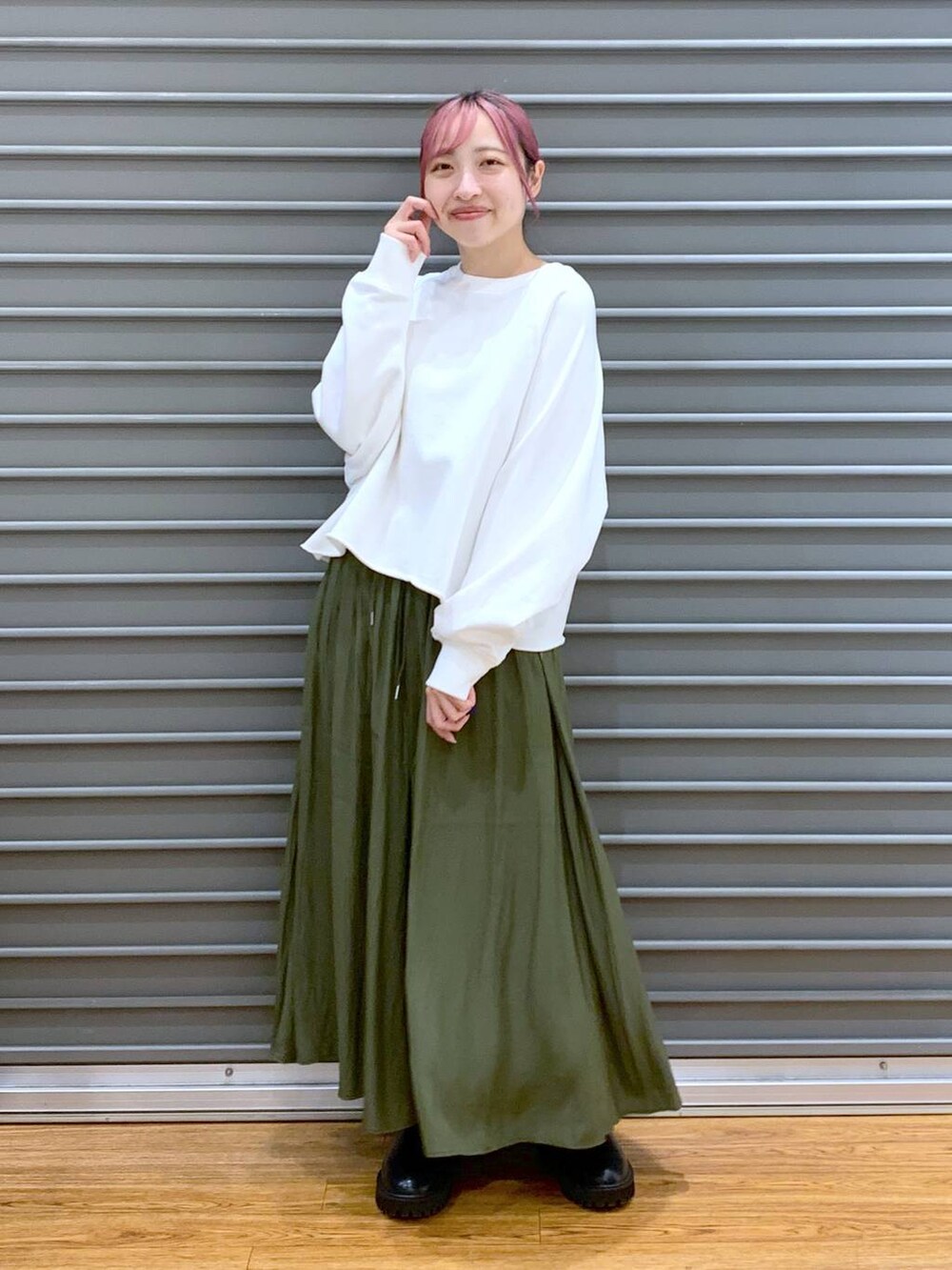 ホワイト系のショルダーバッグ、ブラック系のブーツ、ホワイト系のTシャツ/カットソーを着用したレディースの秋コーディネートの4枚目の写真