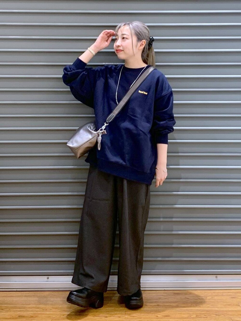 グレー系のその他パンツ、ブラック系のブーツ、その他のショルダーバッグを着用したレディースの冬コーディネートの4枚目の写真