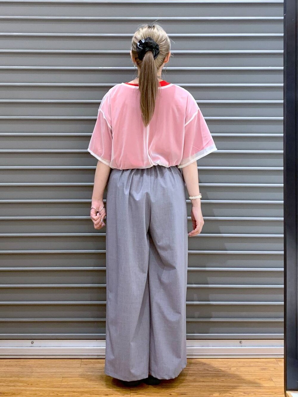 ホワイト系のサンダル、グレー系のその他パンツ、ブラック系のハンドバッグを着用したレディースの夏コーディネートの2枚目の写真