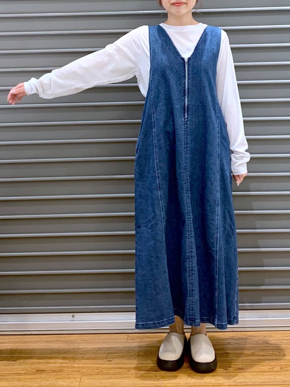 シルバー系のトートバッグ、ホワイト系のTシャツ/カットソー、ホワイト系のその他シューズを着用したレディースの春コーディネートの3枚目の写真