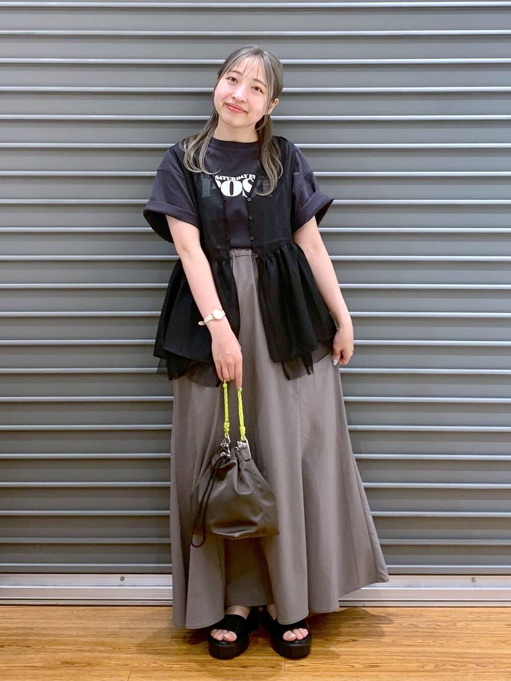 ブラック系のサンダル、ブラウン系のスカート、ブラウン系のショルダーバッグを着用したレディースの夏コーディネートの6枚目の写真