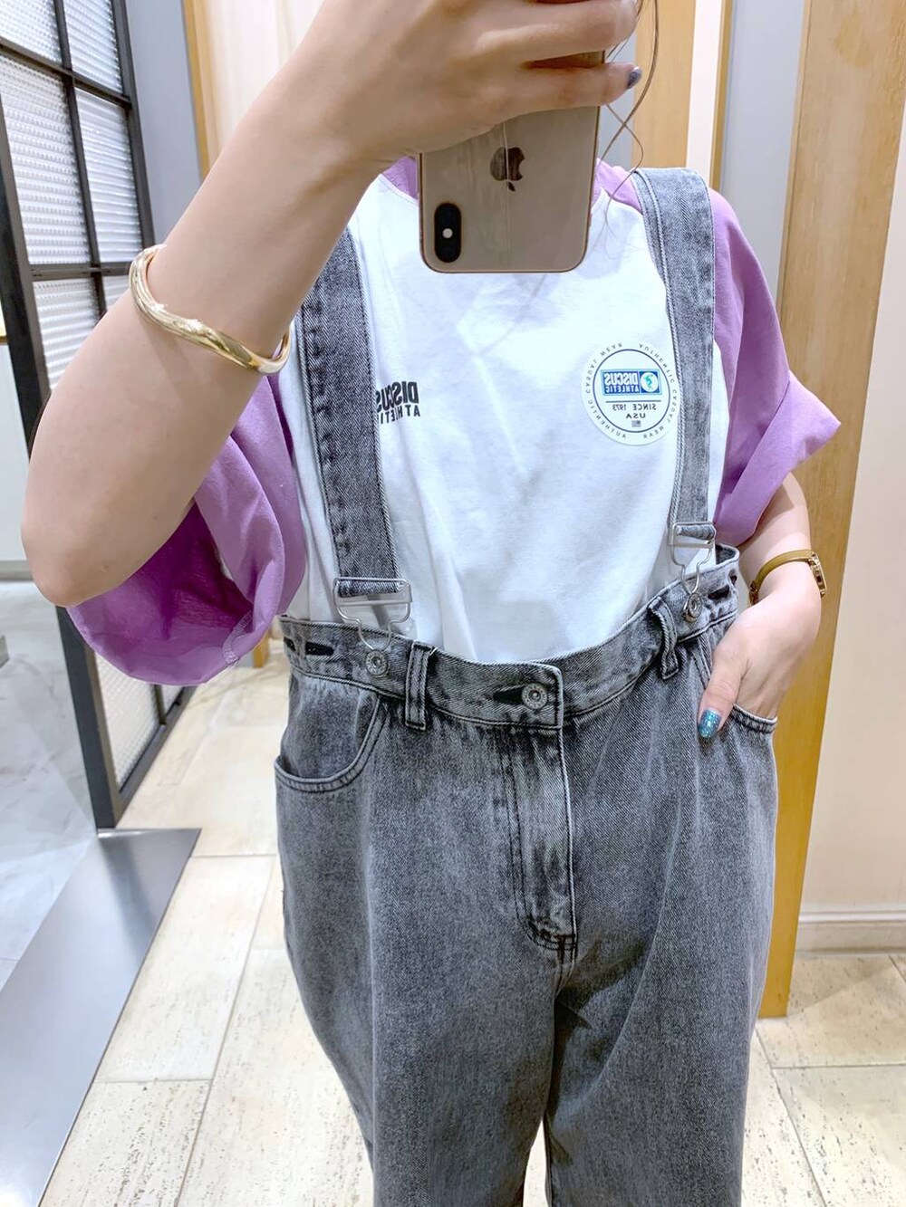 パープル系のTシャツ/カットソー、ホワイト系のサンダル、グレー系のデニムパンツを着用したレディースの夏コーディネートの3枚目の写真