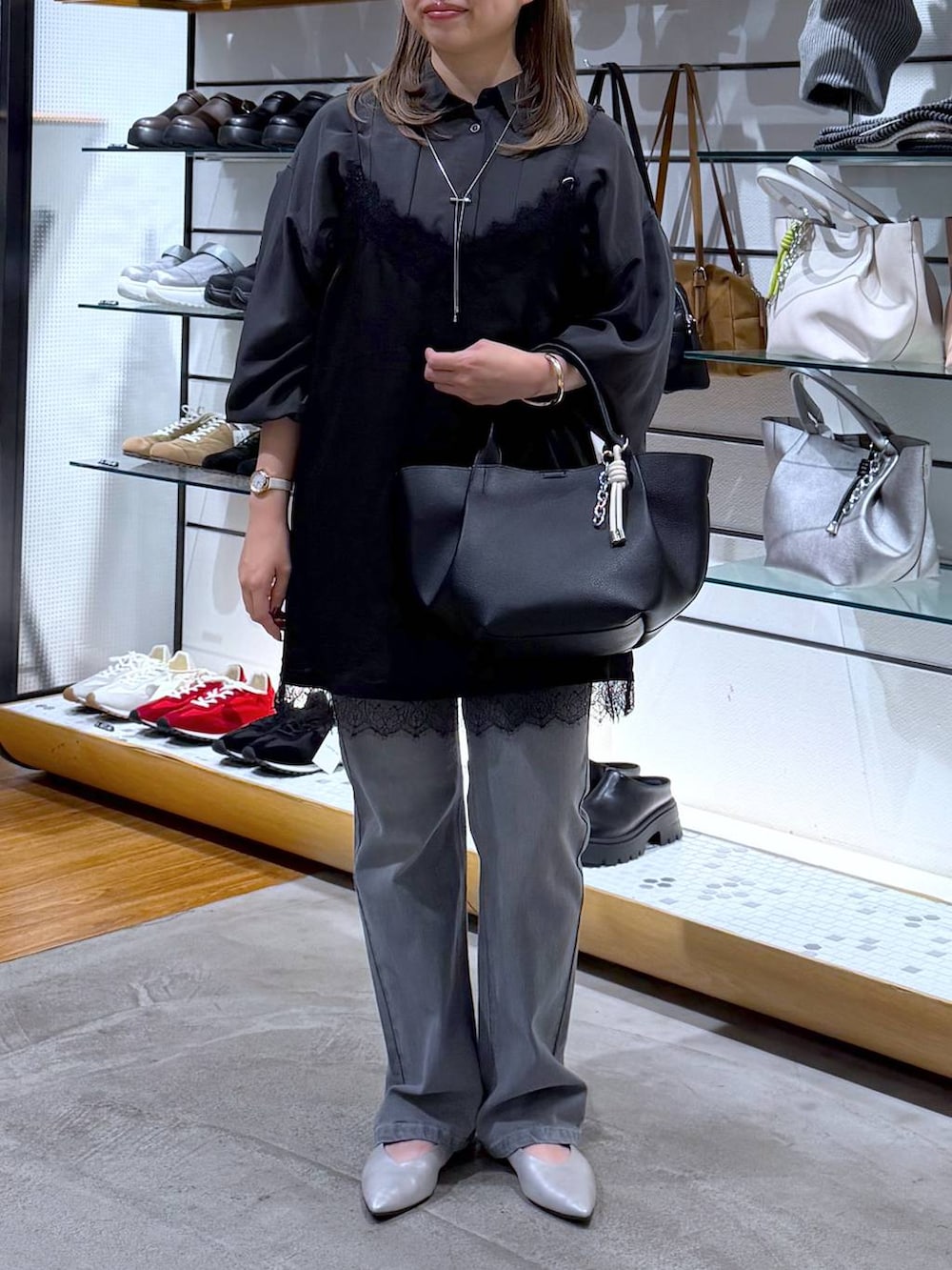 シルバー系のパンプス、グレー系のシャツ/ブラウス、ブラック系のトートバッグを着用したレディースの春コーディネートの5枚目の写真