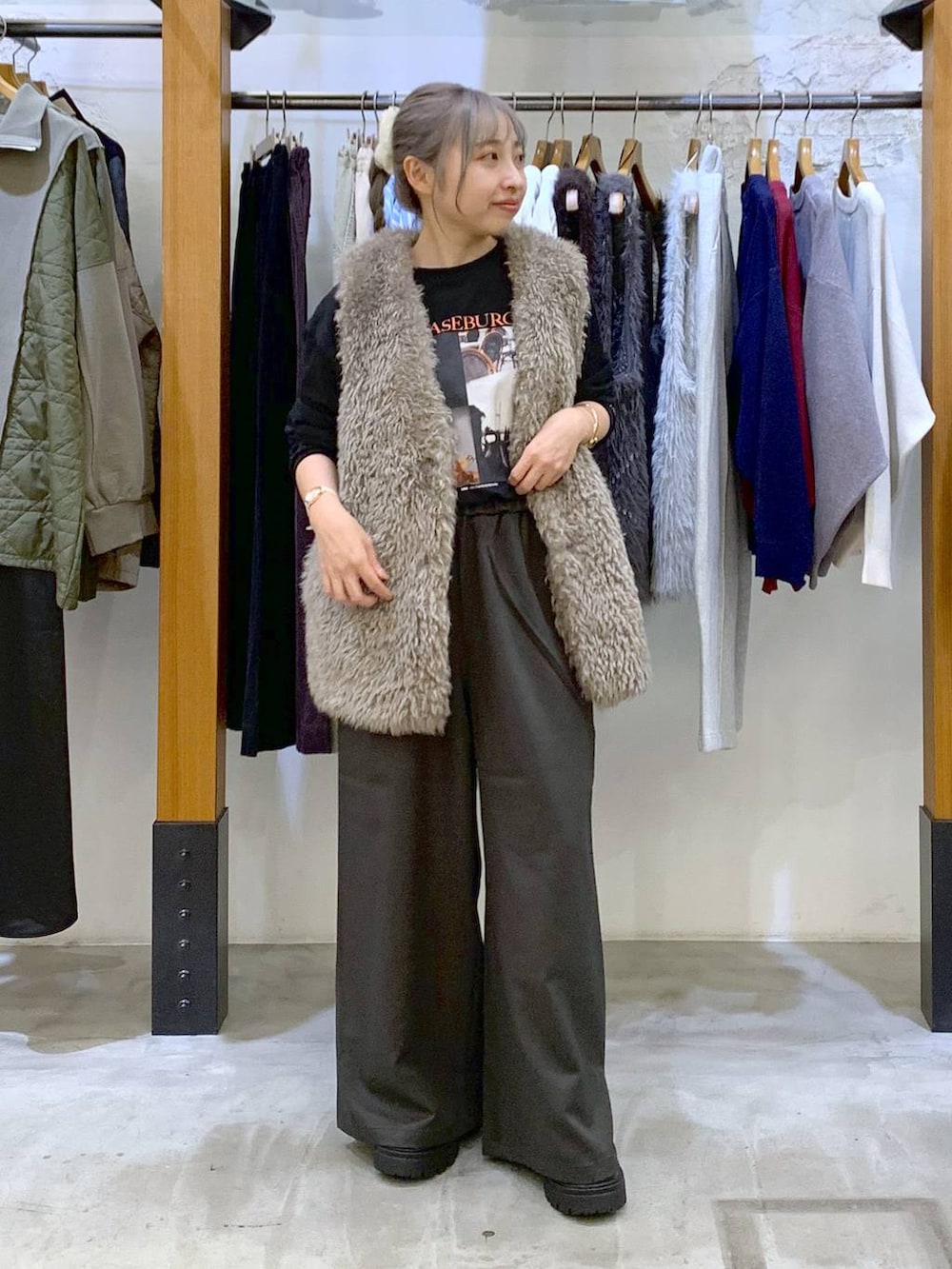 グレー系のその他パンツ、ブラック系のボストンバッグ、グレー系のベストを着用したレディースの秋コーディネートの4枚目の写真