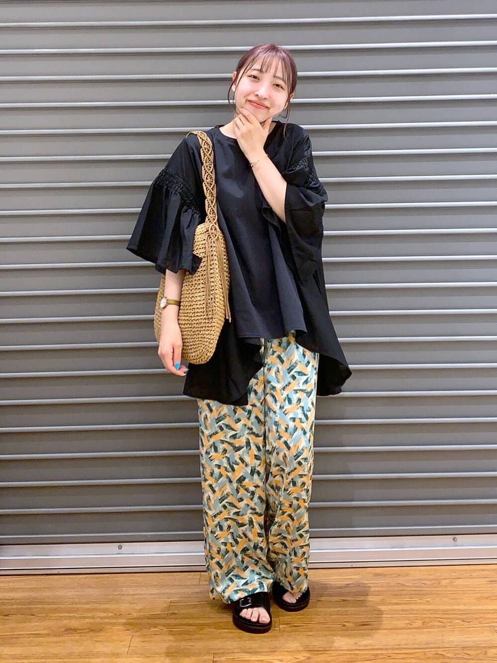 ブラック系のTシャツ/カットソー、グリーン系のその他パンツ、ブラック系のサンダルを着用したレディースの夏コーディネートの6枚目の写真