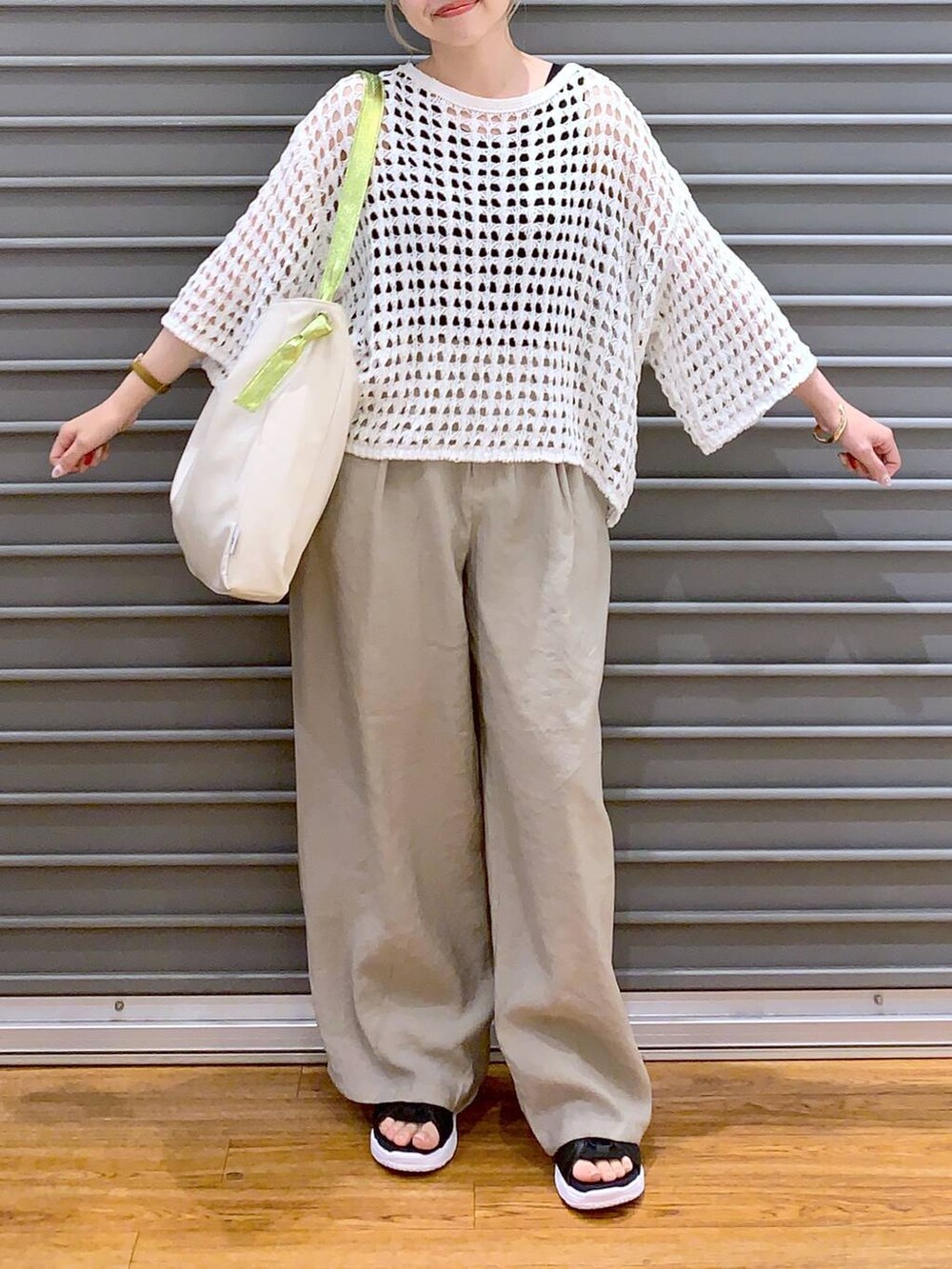 ブラック系のサンダル、ホワイト系のショルダーバッグ、ブラック系のタンクトップを着用したレディースの夏コーディネートの5枚目の写真