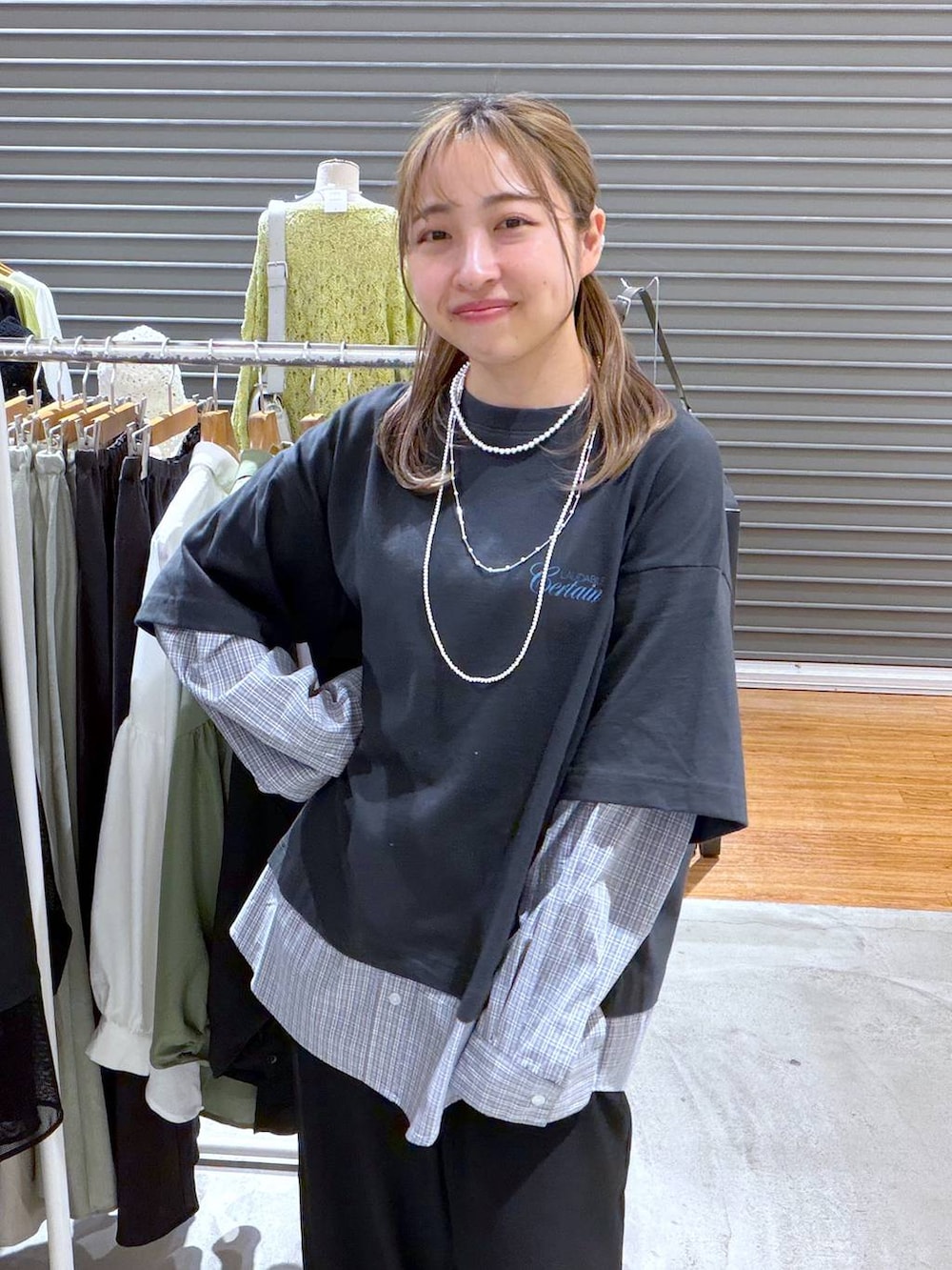 ブラック系のその他パンツ、グレー系のTシャツ/カットソー、ブラック系のパンプスを着用したレディースの春コーディネートの6枚目の写真