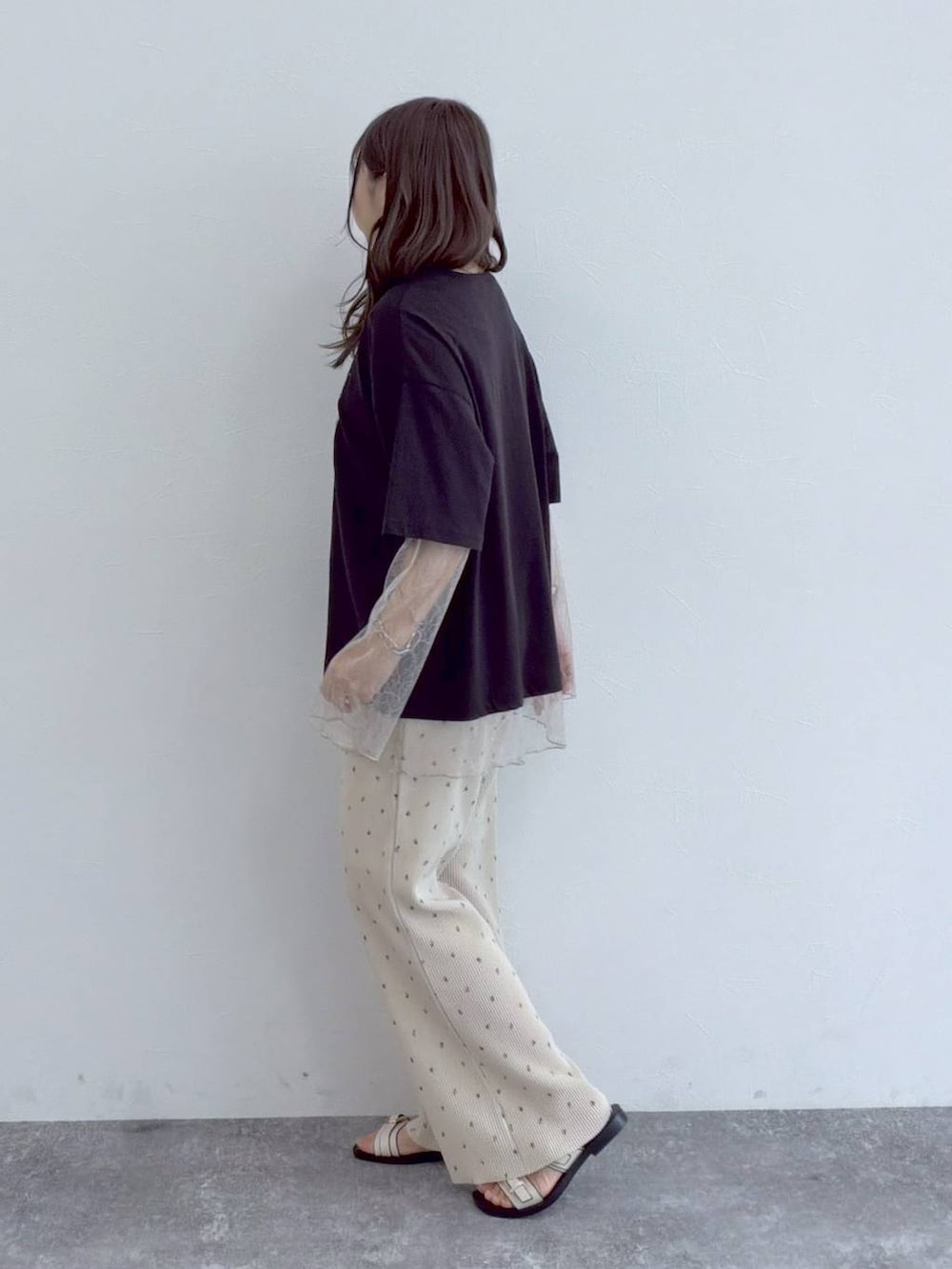 ベージュ系のその他パンツ、シルバー系のショルダーバッグ、ホワイト系のサンダルを着用したレディースの夏コーディネートの3枚目の写真